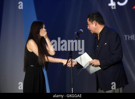 Beijing, Chine. Août 21, 2016. L'acteur Liu Hua (R) awards Xif Chengcen de Sichuan Conservatory of Music pour de meilleures performances lors de la 15ème Hérisson d'or du Festival de Théâtre des étudiants du Collège à Beijing, capitale de Chine, le 21 août, 2016. 18 pièces ont reçu des prix au festival Dimanche des 112 parties de 81 collèges autour de la nation. Liangkuai Crédit : Jin/Xinhua/Alamy Live News Banque D'Images