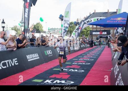 Copenhague, Danemark. Août 21, 2016, la 4ème et la 5ème Alberto Casadei Igor Amorelli dans men's juste avant de franchir la ligne d'arrivée à l'Ironman 2016 KMD Copenhague Crédit : Oliver Förstner/Alamy Live News Banque D'Images