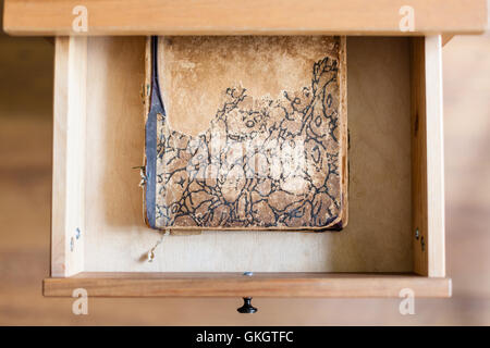 Vue de dessus de l'ancienne réserve en tiroir de table de nuit Banque D'Images