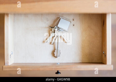 Voir ci-dessus des tas de porte clés avec télécommande à n'ouvrir le tiroir de table de nuit Banque D'Images