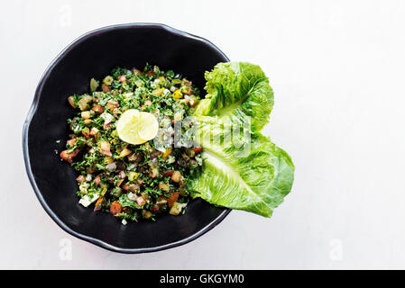 Taboulé libanais traditionnel bol de salade fraîche du Moyen-Orient meze mezze starter Banque D'Images