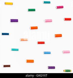 Bobines de fils à coudre couleur sur fond blanc Banque D'Images