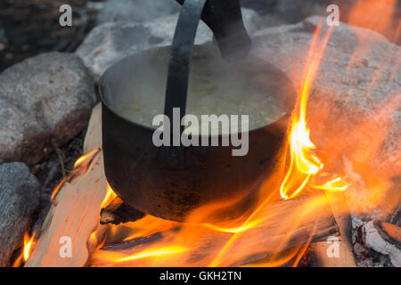 Cuite dans un chaudron de soupe sur un feu dans la forêt Banque D'Images