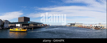 Copenhague, Danemark - Août 17, 2016 : vue sur le port avec le théâtre, d'opéra et de l'île de papier Banque D'Images