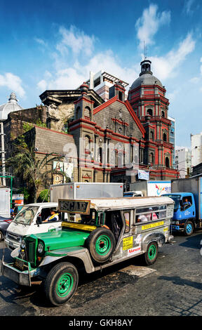 Bus jeepney sur occupation rues encombrées de trafic urbain dans le centre-ville de Manille aux Philippines Asie Banque D'Images