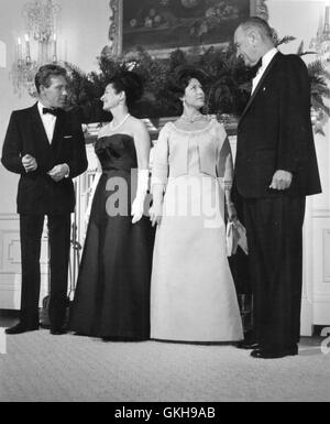 Le président et Mme Lyndon B. Johnson diverti la princesse Margaret d'Angleterre et son mari, Lord Snowdon, à la Maison Blanche. Washington, DC, le 17 novembre 1965. Banque D'Images