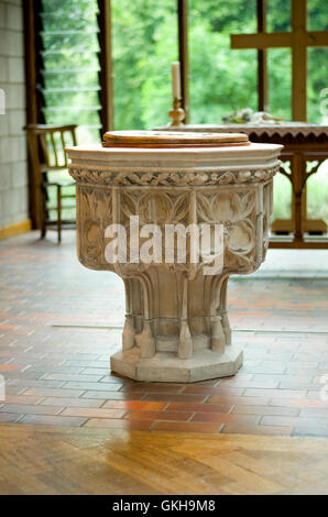 Stone font dans une église moderne. Banque D'Images