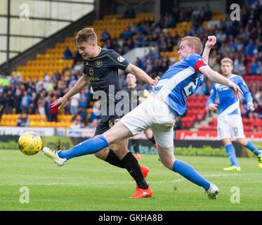 St Johnstone's Brian Easton (à droite) et James Forrest du Celtic bataille pour le ballon pendant le match de championnat écossais de Ladbrokes McDiarmid Park, Perth. Banque D'Images