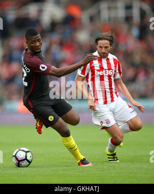 Kelechi Iheanacho la ville de Manchester (à gauche) et Stoke City's Joe Allen bataille pour la balle durant le match à la Premier League stade Bet365, Stoke-on-Trent. ASSOCIATION DE PRESSE Photo. Photo date : Samedi 20 août 2016. Voir l'ACTIVITÉ DE SOCCER histoire Stoke. Crédit photo doit se lire : Nick Potts/PA Wire. RESTRICTIONS : EDITORIAL N'utilisez que pas d'utilisation non autorisée avec l'audio, vidéo, données, listes de luminaire, club ou la Ligue de logos ou services 'live'. En ligne De-match utilisation limitée à 75 images, aucune émulation. Aucune utilisation de pari, de jeux ou d'un club ou la ligue/dvd publications. Banque D'Images