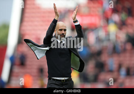 La PEP Guardiol de Manchester City a épater les fans après le match de la Premier League au stade Bet365, Stoke-on-Trent. APPUYEZ SUR ASSOCIATION photo. Date de la photo: Samedi 20 août 2016. Voir PA Story FOOTBALL Stoke. Le crédit photo devrait se lire comme suit : Nick Potts/PA Wire. RESTRICTIONS : aucune utilisation avec des fichiers audio, vidéo, données, listes de présentoirs, logos de clubs/ligue ou services « en direct » non autorisés. Utilisation en ligne limitée à 75 images, pas d'émulation vidéo. Aucune utilisation dans les Paris, les jeux ou les publications de club/ligue/joueur unique. Banque D'Images