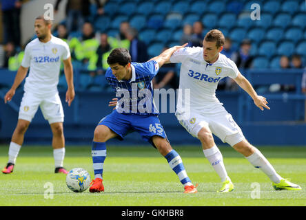 Sheffield Wednesday's Fernando Forestieri(à gauche) est abordé par Leeds United's Chris bois lors de la Sky Bet Championship match au stade de Hillsborough, à Sheffield. Banque D'Images