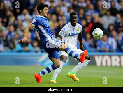 Sheffield Wednesday's Fernando Forestieri (à gauche) et de Leeds United Hadi Sacko en action au cours de la Sky Bet match de championnat au stade de Hillsborough, à Sheffield. Banque D'Images