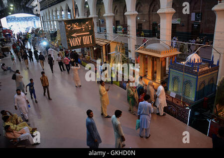 Lahore, Pakistan. Août 19, 2016. Visiteurs pakistanais de prendre un vif intérêt dans l'Azadi modèle Train qui arrivent sur son mois de Lahore long voyage de Peshawar à Karachi. Le train a pour but de représenter la société et cultures de différentes provinces de K-2 à la mer d'Oman. L'Azadi spécial Train est arrivé dans le cadre de jour de l'indépendance du Pakistan. © Rana Sajid Hussain/Pacific Press/Alamy Live News Banque D'Images