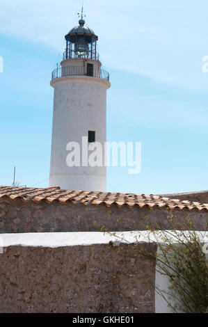 Fomentera, Îles Baléares : vue sur phare de La Mola, au sommet d'une falaise spectaculaire, a été ouvert le 30 novembre, 1861 Banque D'Images