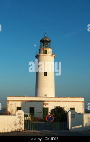 Fomentera, Îles Baléares : vue sur phare de La Mola, au sommet d'une falaise spectaculaire, a été ouvert le 30 novembre, 1861 Banque D'Images