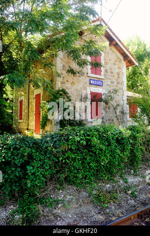 Gare Massies le passage du train d'Anduze, il a été transformé en une maison et une partie du décor dans le paysage. Banque D'Images