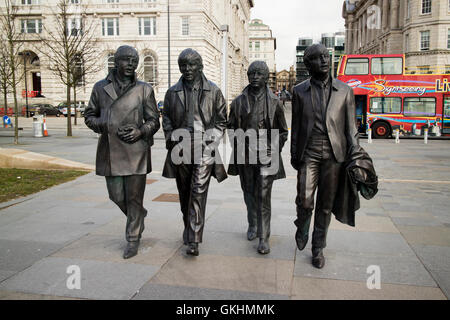 Les Beatles statue sculpure à Pier Head sur Liverpools waterfront Banque D'Images