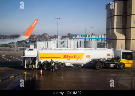 La Shell oil jet-a1 de ravitaillement des avions ravitailleur d'easyjet à l'aéroport john Lennon de Liverpool au Royaume-Uni Banque D'Images