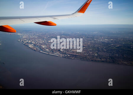 Vue aérienne de easyjet avion volant au-dessus de Liverpool et de la rivière Mersey Banque D'Images