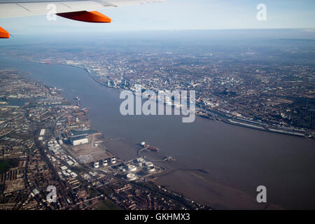 Vue aérienne de easyjet avion volant au-dessus de Liverpool et de la rivière Mersey Banque D'Images