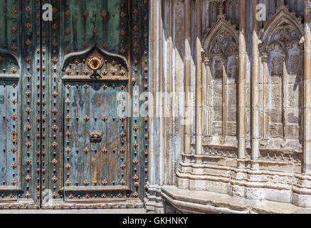 Portique gothique en façade sud de la cathédrale Santa Maria. Gérone, Costa Brava, Catalogne, Espagne. Banque D'Images