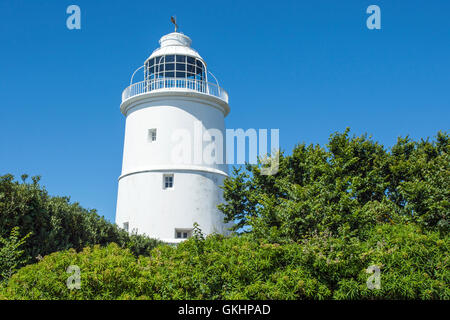 Le phare avec un ciel bleu, St Agnes, Penzance, Cornwall, Angleterre Banque D'Images