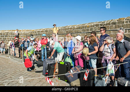 Les passagers sur le quai dans le port de Penzance, Cornwall en attente d'assurance qui a été déchargée de la Scillonian, Banque D'Images