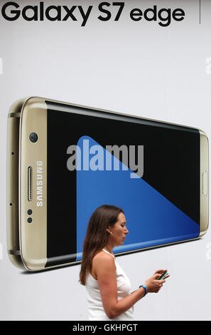 UK London : un Samsung Galaxy S7 Smart Phone publicité est représenté sur Oxford Street à Londres le 20 août 2016. Banque D'Images