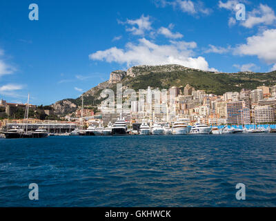 Yachts amarrés à Port Hercule, Monaco, au Grand Prix historique en 2016 Banque D'Images