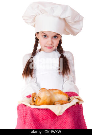 Petite fille dans un tablier blanc détient sur une assiette de poulet frit, isolé sur fond blanc Banque D'Images