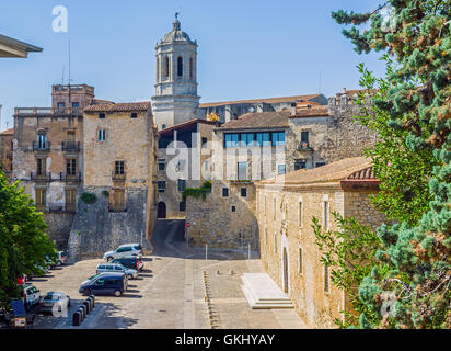 Les Aligues Building, Université de Gérone en plaça de Sant Domenec square et clocher de la cathédrale Santa Maria. Espagne Banque D'Images