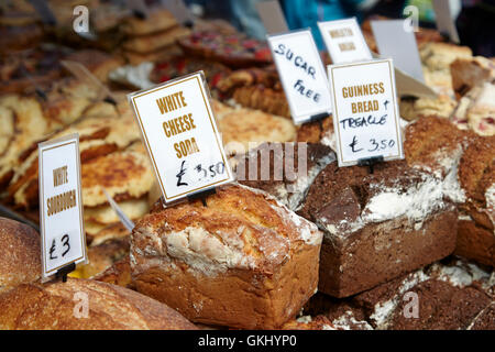 Pain artisanal irlandais faits main sur un stand à un marché alimentaire en Irlande du Nord Banque D'Images