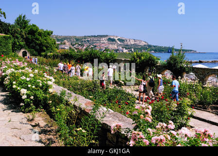 Les touristes à une excursion dans le Jardin botanique de Balchik, Bulgarie Banque D'Images