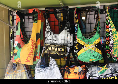 La Jamaïque, les vendeurs de port, vieille ville drapeau Jamaïque souvenirs, boutiques en Jamaïque, port de Falmouth, les touristes débarquent, porte-monnaie, Banque D'Images