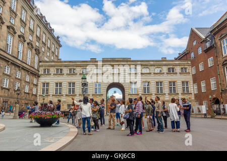 Les touristes asiatiques visite devant le parlement danois, Copenhague Banque D'Images