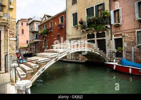 Pont sans parapet intéressant - qu'un des deux autres ponts à Venise Italie sans rails latéraux Banque D'Images