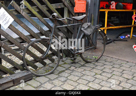 Frapper jusqu'à l'extérieur du service vélo cabanes à la station North York Moors Grosmont England UK Banque D'Images