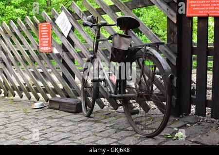 Frapper jusqu'à l'extérieur du service vélo cabanes à la station North York Moors Grosmont England UK Banque D'Images