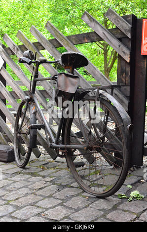 Frapper jusqu'à l'extérieur du service vélo cabanes à la station North York Moors Grosmont England UK Banque D'Images