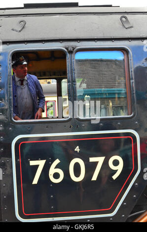 Train à vapeur en attente à la station de North Yorkshire Moors Grosmont England UK Banque D'Images