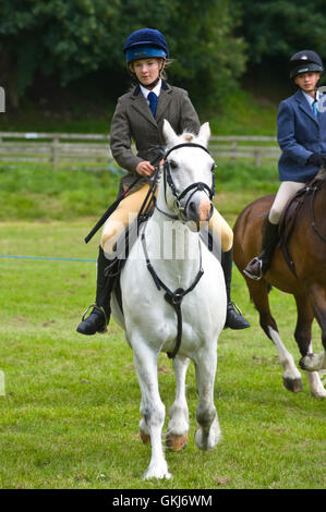 Jeune fille en compétition sur son poney à Golden Valley Poney Club, Baskerville Hall, Lamothe, Powys, Wales, UK Banque D'Images