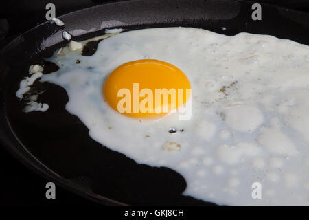 Fried egg Sunny side up jaune, blanc, jaune Banque D'Images