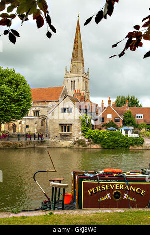 Bateau étroit sur la Tamise en passant St Helen's Church et St Helen's Wharf vu depuis le sentier de la Tamise à Abingdon Oxfordshire on Thames Banque D'Images