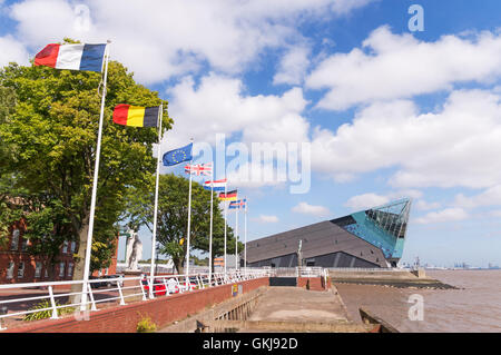 Kingston Upon Hull rivière avec l'aquarium profond, Yorkshire, Angleterre, Royaume-Uni Banque D'Images