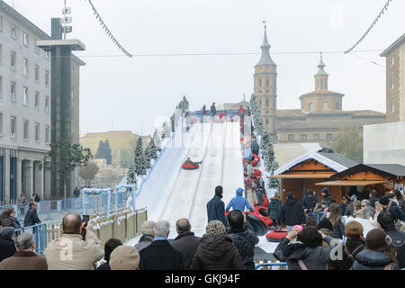 Faites glisser la neige dans le pilier carré Noël Zaragoza, Aragon, Espagne Banque D'Images