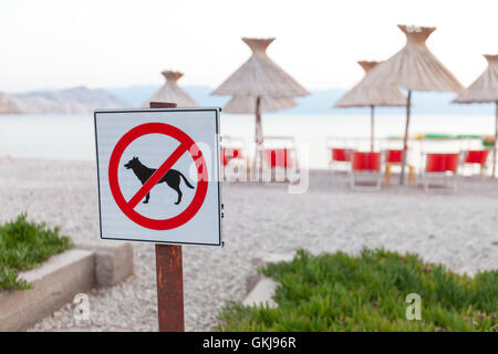 Pas d'entrée. Les signes annonçant l'interdiction des chiens sur la plage. (Shallow dof) marque l'accent sur fond flou. Banque D'Images