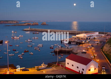 Vue d'un port de plaisance avec de nombreux bateaux dans la nuit. Sagres, Algarve, Portugal Banque D'Images