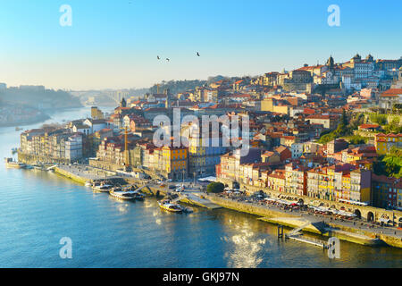 Des toits de la vieille ville de Porto au coucher du soleil la lumière. Portugal Banque D'Images