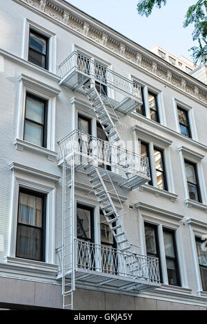 Appartement immeuble magnifiquement restauré, Bullding Painte blanc, y compris l'escalier de secours. Manhattan, New York City Banque D'Images