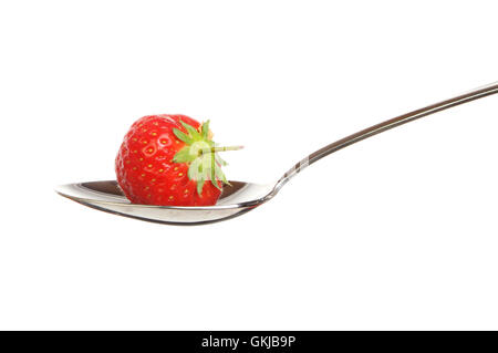 Seule fraise dans une cuillère isolés contre white Banque D'Images